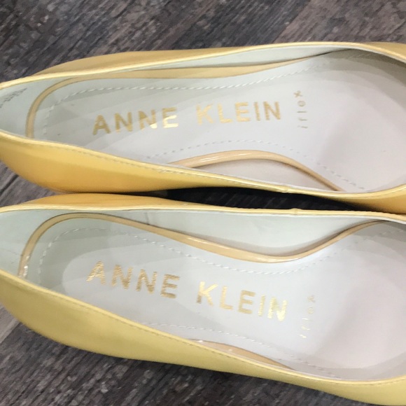Anne Klein Aknorwood Butter Cream Pumps - Picture 4 of 12